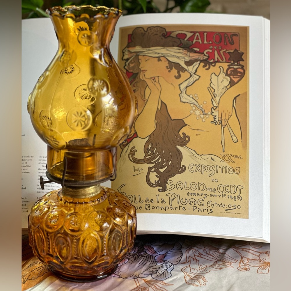 Vintage LE Smith Moon and Stars Amber Glass Oil Lamp - Picture 4 of 17